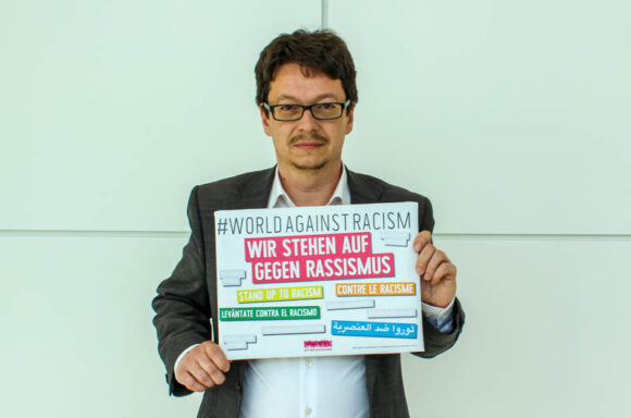 Andreas Wagner mit Schild "Wir stehen auf gegen Rassismus"
