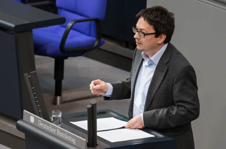 Andreas Wagner am Redenpult im Plenarsaal des Deutschen Bundestag