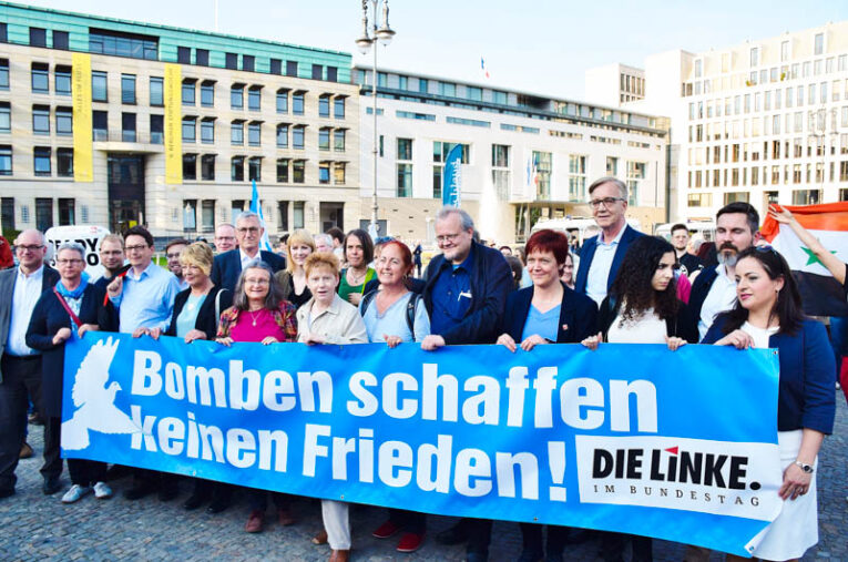 Bomben schaffen keinen Frieden! Demonstration der Fraktion DIE LINKE im Deutschen Bundestag.