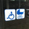 Piktogramm von Rollstuhl und Kinderwagen an der Türe eines Linienbus