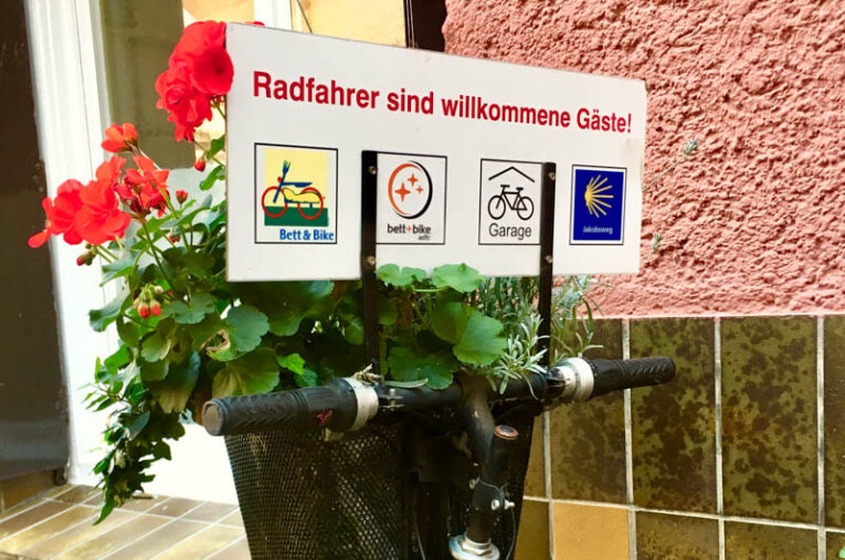 Schild "Radfahrer sind willkommene Gäste"