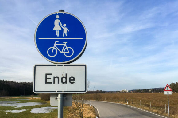 Verkehrsschild Ende von Rad- und Fußweg