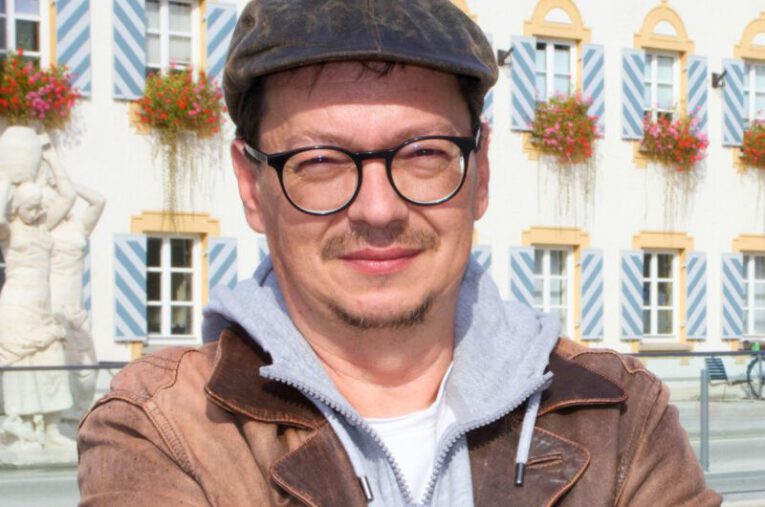 Andreas Wagner vor dem Rathaus in Geretsried.